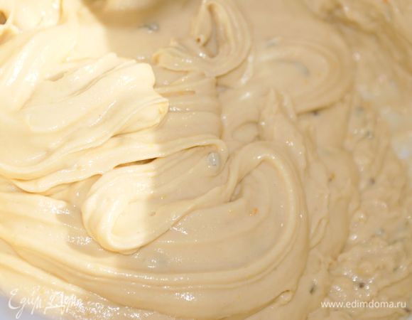 Добавить муку, соль, соду и разрыхлитель. Замесить тесто.