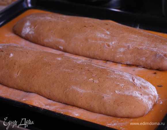 Духовку разогреть до 175°C. Выпекать бискотти 25–30 минут до золотисто-коричневого цвета и появления трещин на поверхности. Температуру снизить до 160°C, а противень достать из духовки и оставить тесто остужаться на 10 минут.