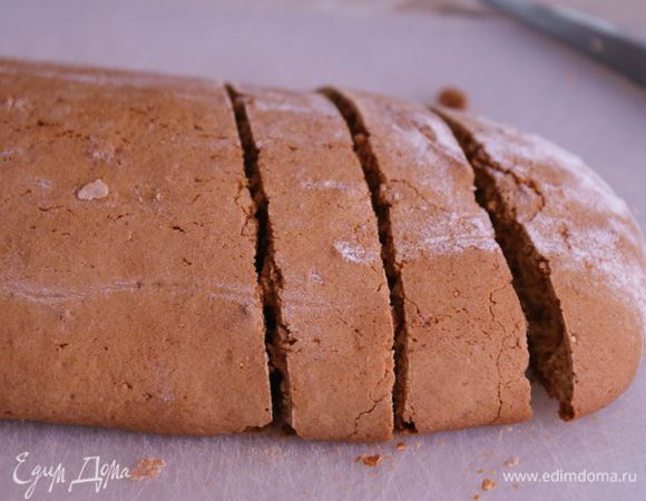 Переложить тесто на разделочную дочку и разрезать на кусочки толщиной 1–1,5 см. Можно разрезать наискосок.