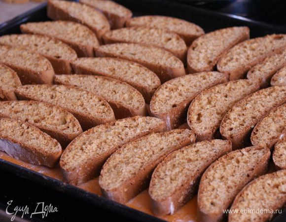 Выложить нарезанные кусочки на противень. Выпекать 7 минут с одной стороны, потом перевернуть и выпекать еще 7 минут. Полностью остудить.