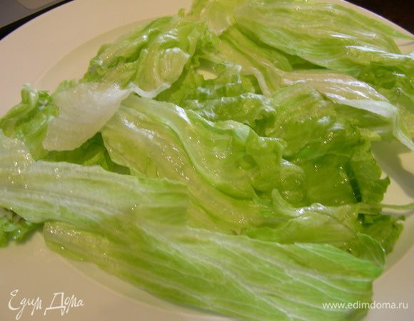  Листья салата моем, сушим и выкладываем на тарелки. Яйца отвариваем. Сливаем сок с тунца. Хлеб режем небольшими кусочками и подсушиваем в духовке.
