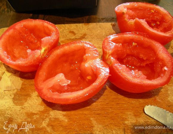 Помидоры разрезаем напополам, удаляем мякоть