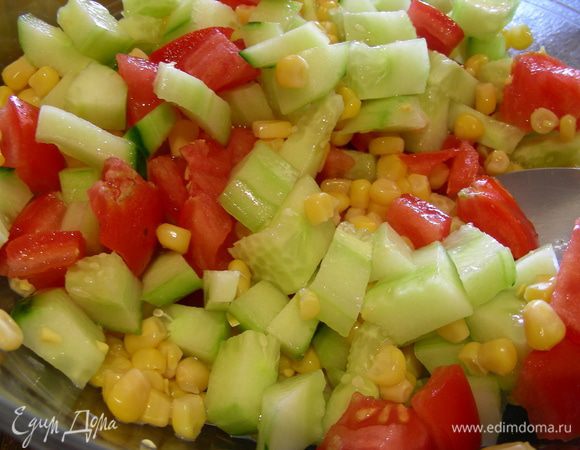 Помидоры и огурцы режем небольшими кубиками. Перемешиваем их и добавляем кукурузу.
