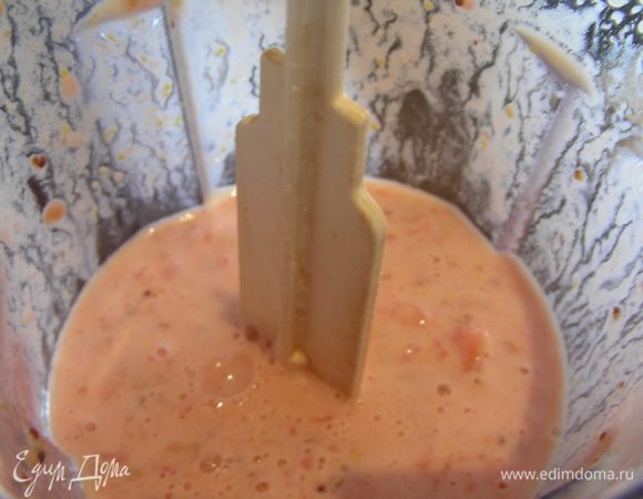 Для соуса взбиваем в блендере мякоть помидоров, майонез/йогурт+горчица, лимонный сок. Солим, перчим по вкусу. Если помидоры недостаточно сочные, можно добавить немного кетчупа