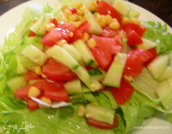 На салатные листья выкладываем овощи. 
