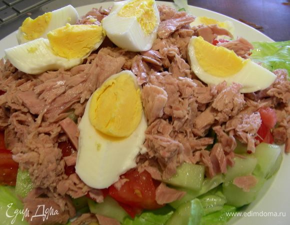 Затем тунца и половинки/четвертинки яиц.