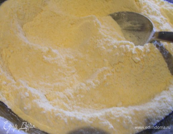 Смешиваем сухие ингредиенты: просеиваем муку, добавляем соду, разрыхлитель, соль, сахар. Все перемешиваем.
