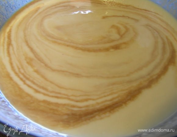 Смешиваем жидкие ингредиенты. Смешиваем (взбивать не надо) рикотту, пахту, яйца, ванильный экстракт и масло.
