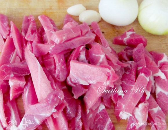 Мясо нарезать соломкой и замариновать . Соломку попытаться нарезать, как можно мельче. Маринад сделать из всех составляющих, кроме болгарского перца и лука. Дать постоять хотя бы 1 час.
