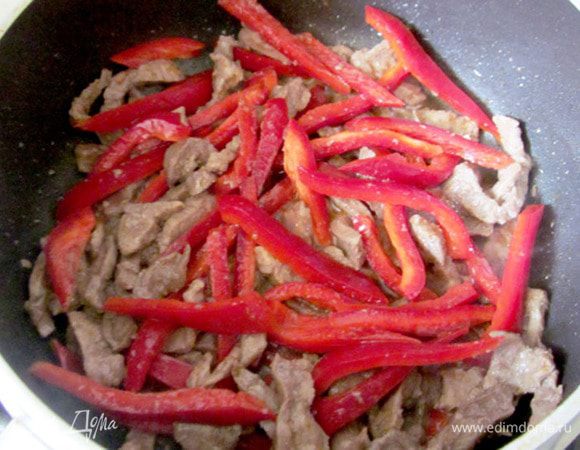 Соединить мясо с луком, перцем и залить маринадом. Дать приготовиться.