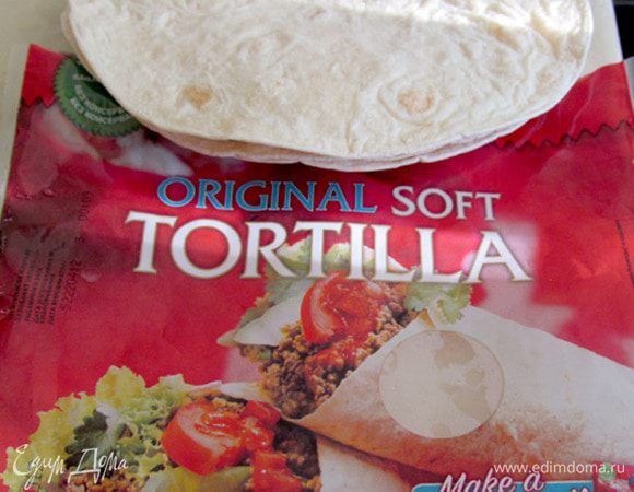 Подавать фахитос с лепешками тортильяс, сметаной или др. соусами.