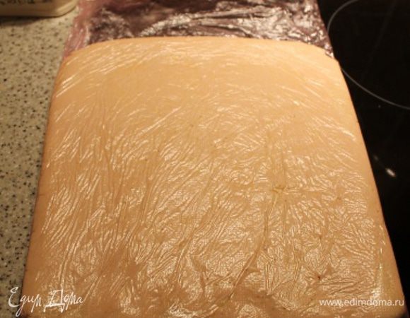 Через час я тесто вынула из холодильника и немного обмяла прям в пакете, потому что оно увеличивалось в размерах. Убрала назад ещё на час.
Потом опять вытащила и ещё раз расправила в пакете в прямоугольник. Вот так.