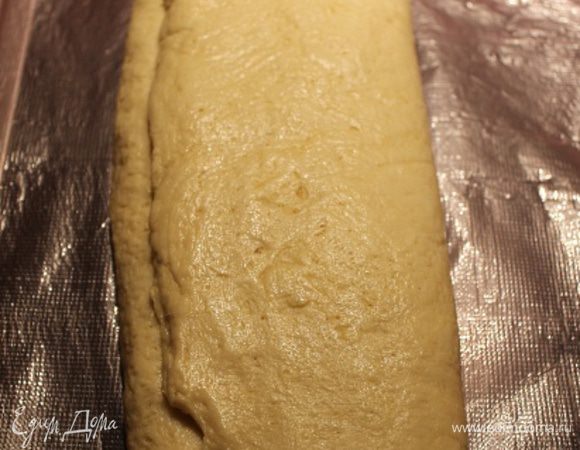 Сложила его по длинной стороне в три раза. Убрала в целлофане в холодильник уже на всю ночь.