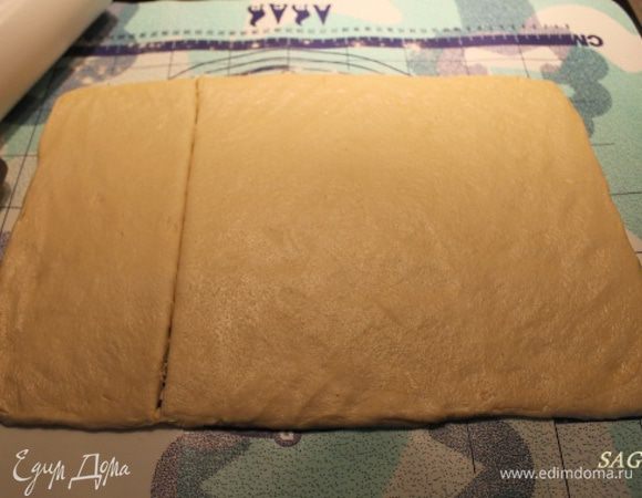 С утра берём тесто и раскатываем его в пласт размерами примерно 25 на 40 см. Разрезаем его на две части 1:2.