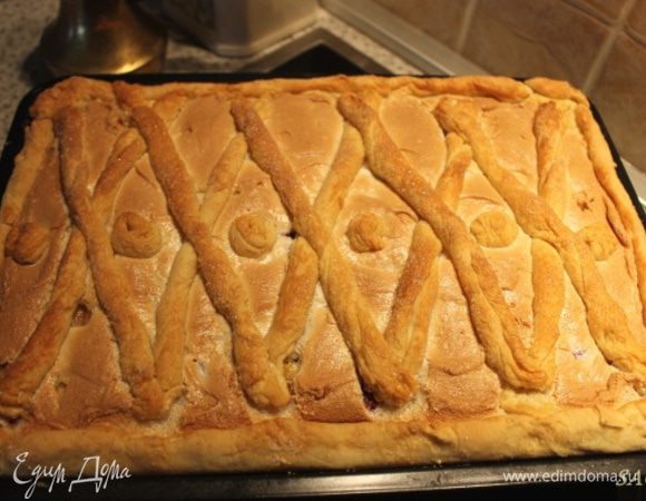 Выпекаем пирог 20 мин в хорошо прогретой до 180 гр. духовке, затем снижаем температуру до 160 гр. и ещё минут 15 печём до золотистого колера. Хорош пирог как тёплым, так и холодным. Текстура пирога очень мягкая, ещё сутки оставалась такой же, потом уже тестировать было нечего:))