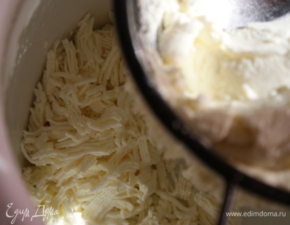Творог перетереть через сито.