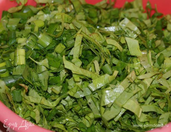 Всю зелень вымыть, обсушить и мелко нарезать.