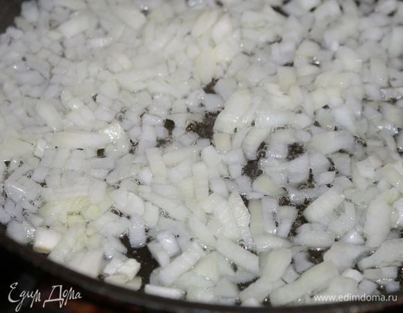 В сковороде разогреть растительное масло. Репчатый лук мелко нарезать. Обжарить лук на растительном масле до прозрачности лука.