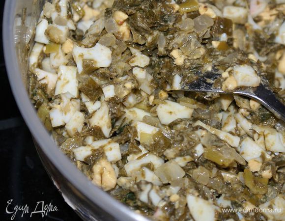 Яйца отварить и мелко нарезать. Смешать яйца с зеленью.