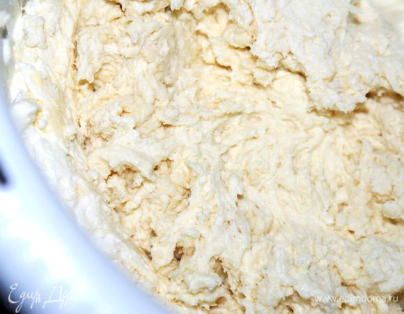 Смешать творог, соль, соду, сахар, сметану, размягченное сливочное масло и 1,5 стакана муки.