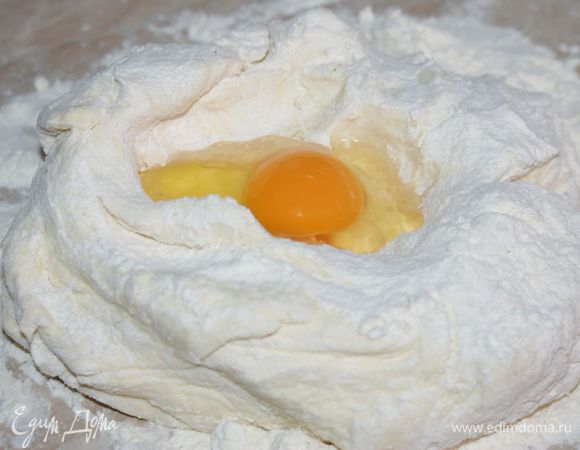 Выложить тесто на стол. Добавить яйцо и оставшийся стакан муки.