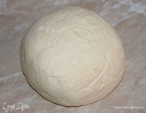 Замесить тесто. Тесто должно быть эластичным и мягким. При необходимости добавить муку.