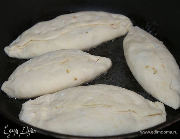 Жарить на сковороде с одной стороны до золотистой корочки.
