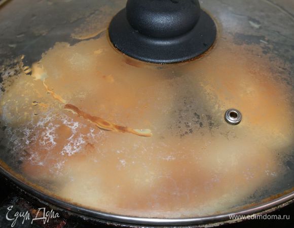 Накрыть крышкой и жарить с другой стороны до золотистой корочки.