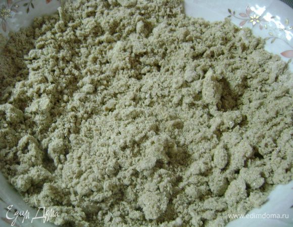 Втирать масло, пока смесь не станет напоминать хлебные крошки.