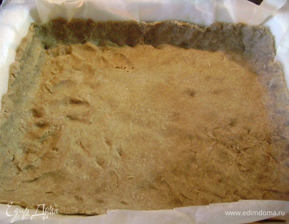 Тесто раскатать по размерам формы и уложить его в неё. Убрать форму с тестом в холодильник.