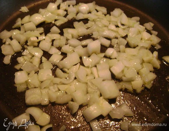 Разогреть в сковороде растительное масло, на среднем огне слегка потомить в нем лук, нарезанный мелким кубиком, затем добавить мелко нарезанный чеснок, потомить ещё 1 минуту.