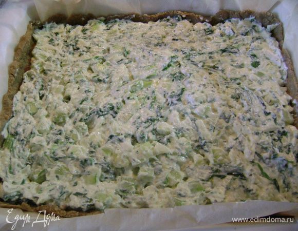 Выложить начинку на тесто, разровнять его и выпекать в предварительно нагретой до 200 гр. духовке 30 мин.