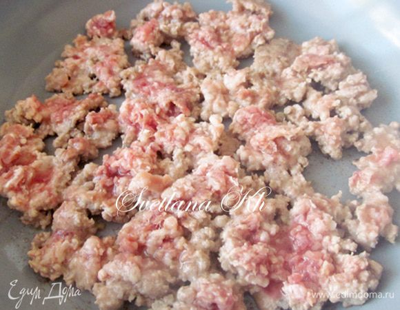 Приготовить начинку. Из мяса сделать фарш. Поджарить его на сковороде.