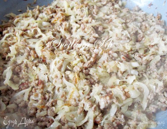 Затем - капусту, нарезанную тонкой соломкой. Дать прожариться. Если суховато, то добавить водички. Посолить, поперчить и посыпать любимыми специями или травами.