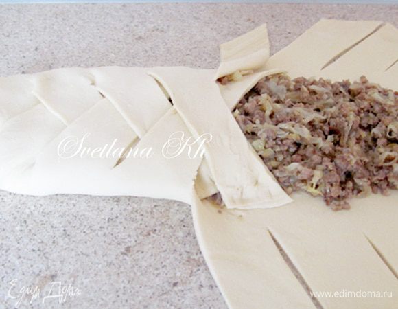 Начинку уложить на тесто и заплести косичкой. Смазать яйцом и посыпать кунжутным семенем. Выпекать до золотистого цвета.