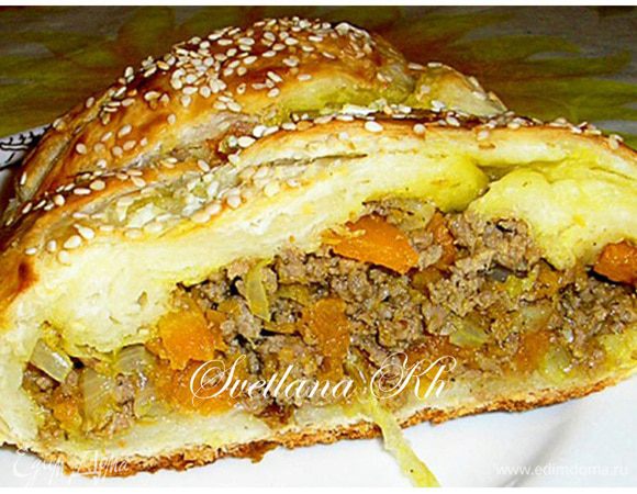 Здесь у меня еще и тыква добавлена. Очень сочно и вкусно.
Готовую кулебяку накрыть полотенцем и дать отдохнуть 10 минут. Приятного аппетита!