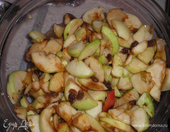 Для начала нужно почистить яблоки и порезать на ломтики. Добавить к яблокам изюм, сахар (сахара нужно в зависимости от  того, насколько кислые у вас яблоки), алкоголь (я добавляла ром), перемешать и оставить настаиваться несколько часов.




