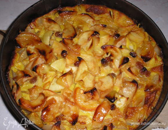 Поливаем заливкой пирог и еще печем 10-15 мин. Если верх пирога начнет пригорать, то накрыть его фольгой.