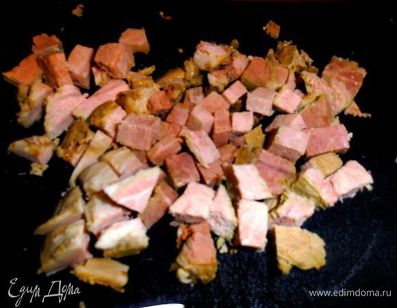 Нарезаем кубиками (как видите, муж любит крупные кусочки, но можно и помельче!).