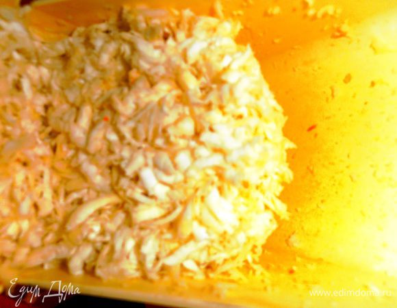 Сельдерей (или чёрную редьку) тоже на крупной тёрке натираем.