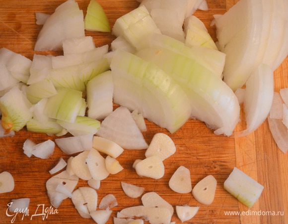 Лук и чеснок мелко нарубить. Обжарить на оливковом масле.