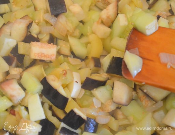  Добавить овощи и обжаривать все вместе еще 2-3 минуты. 