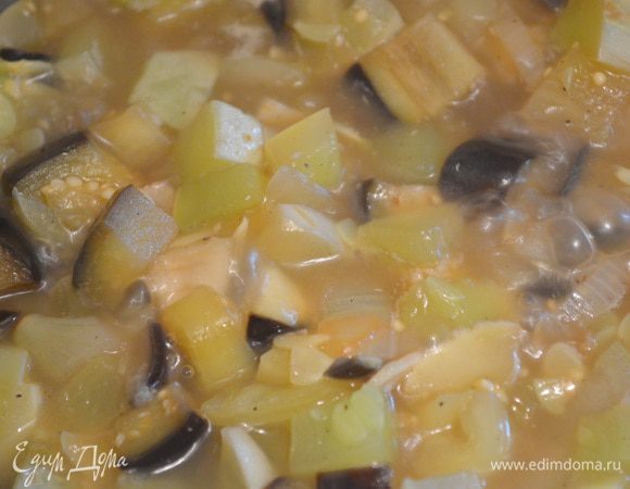 Затем влить бульон и тушить под крышкой еще 10 минут.