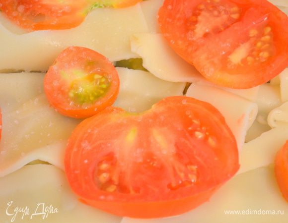  Сверху выкладываем кружочки помидоров.