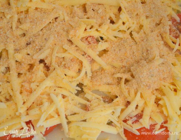 Посыпаем сухарями и тертым сыром. Выпекать при 200 гр. 40 минут, до румяной корочки!