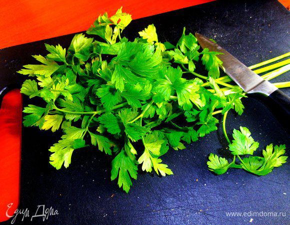 Ну и напоследок "оживим" зеленью! У нас была петрушенция )))