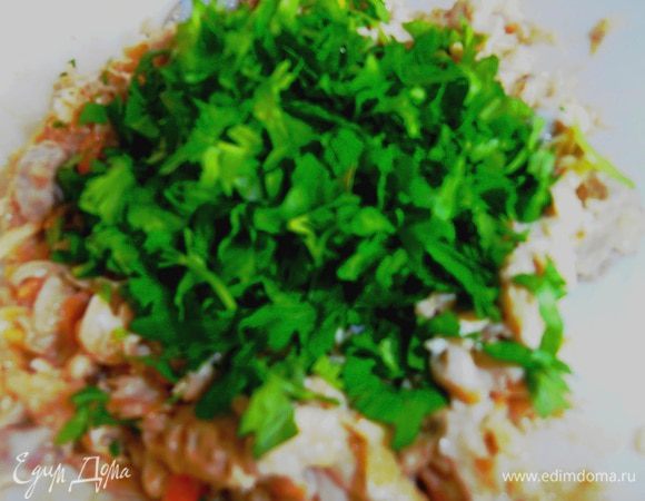 Конечно, мелко крошим, оставив листики для украшения!