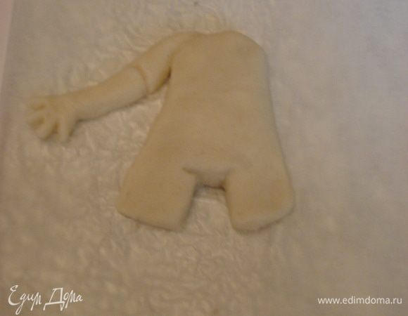 Вылепливаем ручки и прикрепляем их к тельцу.