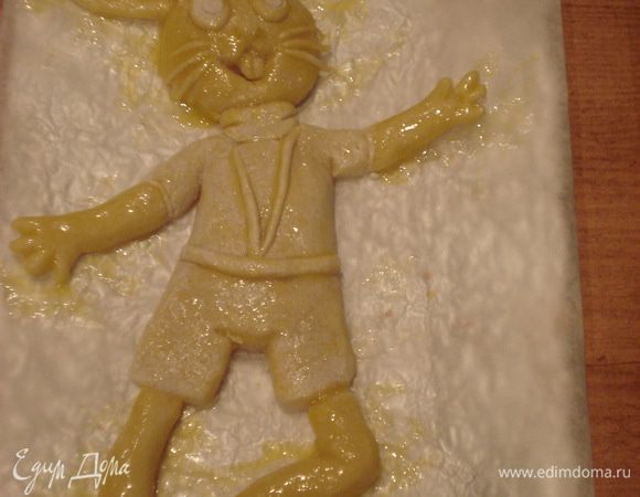 Теперь смазываем нашего зайку желтком и отправляем в разогретую до 180 гр. духовку, запекаем до готовности.