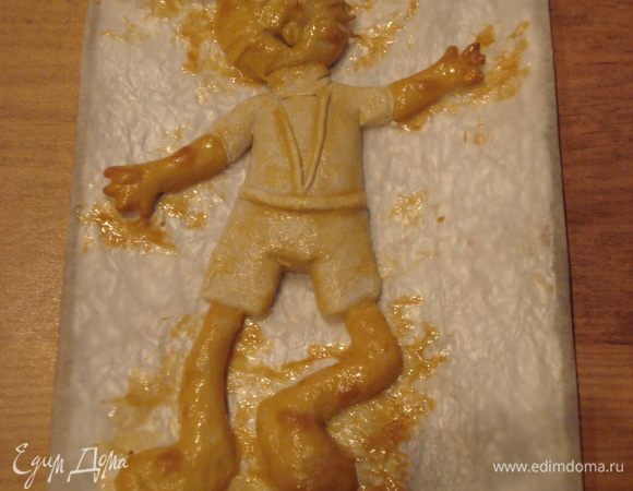 Достаем из духовки подрумяненного зайку и приступаем к раскрашиванию.